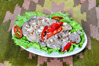 ძროხის ენა ნივრით და წიწაკით