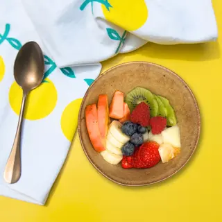 Fruta com Iogurte Grego e Mel