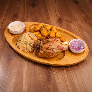 Ciolan de porc cu salată din varză murată și cartofi ca acasă