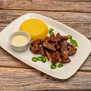 Pastrama haiduceasca servita cu mamaliguta