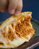 Quesadilla de Queso con Tinga de Pollo