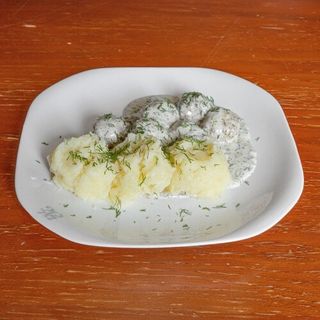 Pulpety w sosie koperkowym z surówką