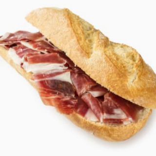 Bocadillo de jamón del país