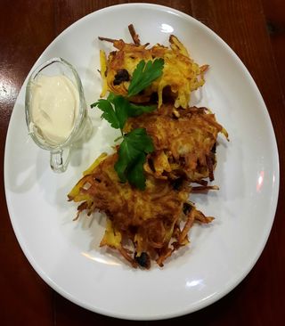 Драники картофельные со сметаной