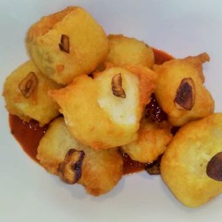 Dados de bacalao tempurizados