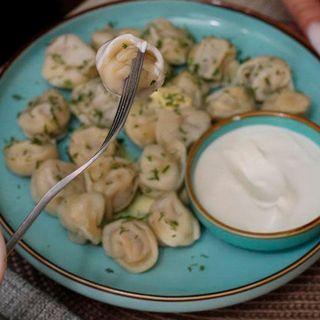 Пельмени домашние (говяжьи) со сметаной