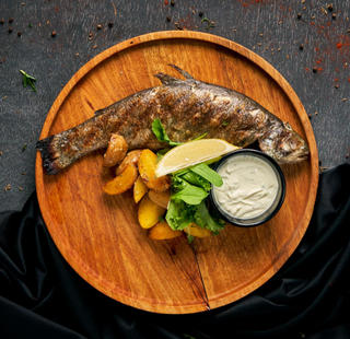 Pește întreg la grill Păstrav