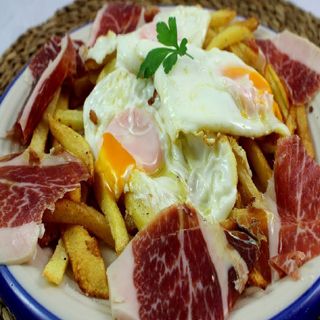 Tapa De Huevos Rotos Con Patatas Y Jamón Serrano