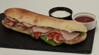 Premium sendvič sa pečenicom