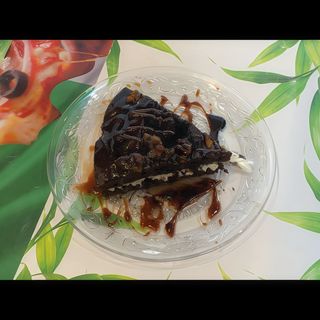 Tarta brownie  de nueces con nata y chocolate