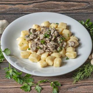 Kopytka z sosem pieczarkowym (330 g)