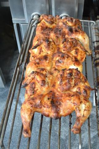 1/2 pollo + 1/2 patatas + croquetas (5 uds.) + regalo