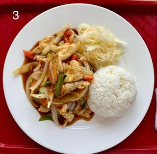 3 Smażony kurczak z cebulą, warzywami i czosnkiem na ostro