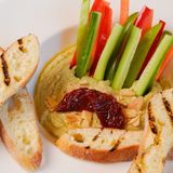 ჰუმუსი წვრილად დაჭრილი ბოსტნეულით და შეფიცხული პურით