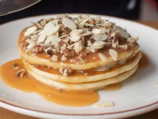 Панкейки з карамеллю, горіхами та мигдалевими пелюстками (320g)