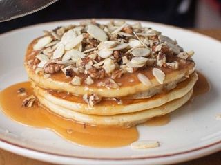 Панкейки з карамеллю, горіхами та мигдалевими пелюстками (320g)