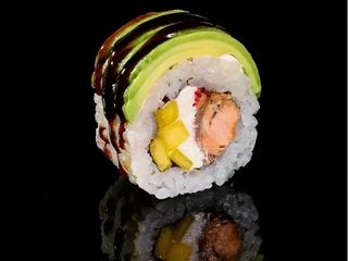 Awokado roll z pieczonym łososiem i mango (295g)
