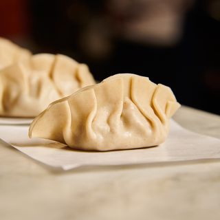 Gyozas de butifarra con setas y alioli de membrillo (4 uds.)