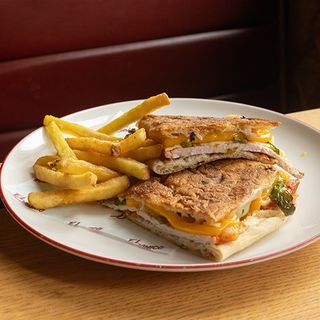 LOMO con pimientos verdes fritos, salsa de yema y queso