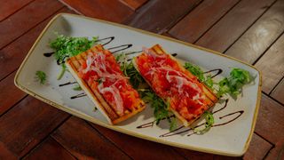 Brusketi sa pršutom i paradajzom