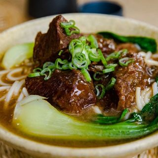 Sopa de fideos especial con ternera