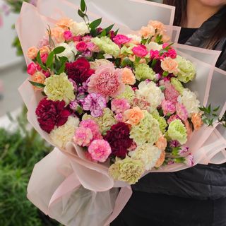 Goździki , 25 sztuk (białe/różowe/mix)