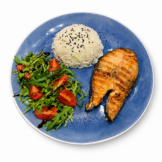 Стейк з лосося з салатом та гарніром