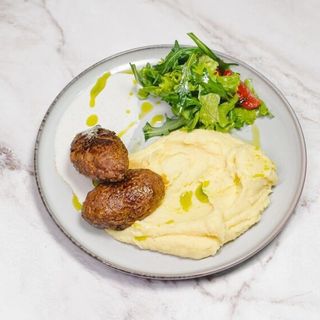 Котлета с пюре в сливочном соусе (говядина)