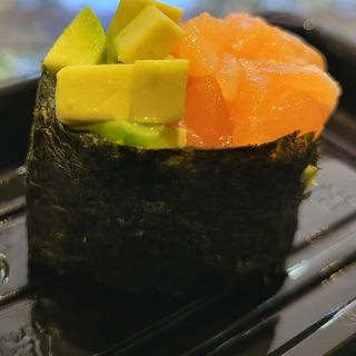 Günkan de samón y aguacate