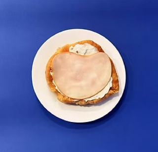 Мекица с крема сирене и шунка