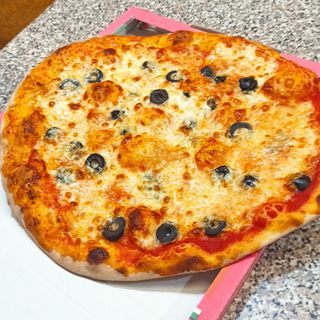 Pizza con olive nere 