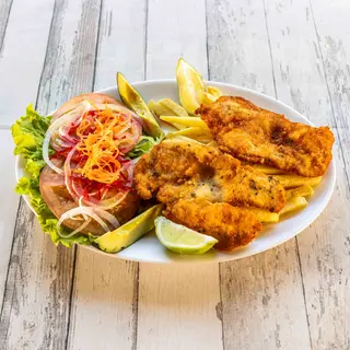 Pollo empanado especial de la casa, ensalada y papas