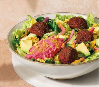 Ensalada Falafel de Remolacha y Aguacate (Vegan) (+0,01€ Tasa Ley Plast. 07/2022)