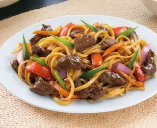 Tallarines A La Huancaina Con Lomo Saltado