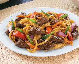 Tallarines A La Huancaina Con Lomo Saltado