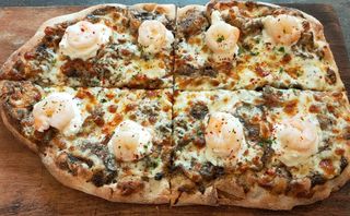 Pinsa trufe, creveti si burrata