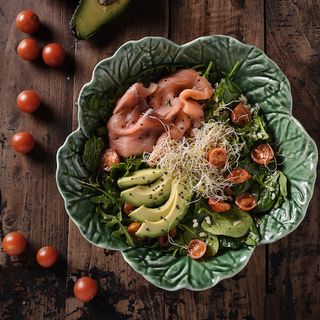 ENSALADA SALMÓN Y AGUACATE 