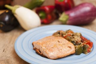 Salmón A La Brasa Con Verduritas Asadas