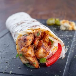 Durum Pollo con Queso y Ensalada