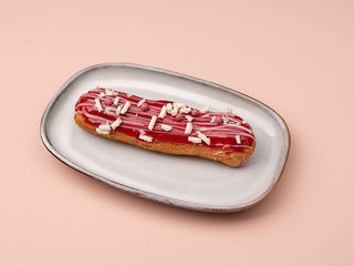 Эклер ягодный