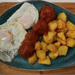 Dos Huevos Con Albóndigas Con Tomate Y Patatas