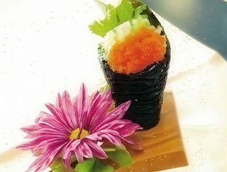 Hand roll huevas de pez volador