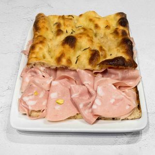 Pizza ripiena  con mortadella
