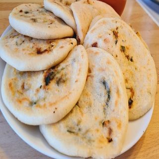 6 Pupusas De Chicharrón Con Queso