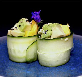 95. Gunkan De Calabacín Con Aguacate Y Mango (2 Uds.)