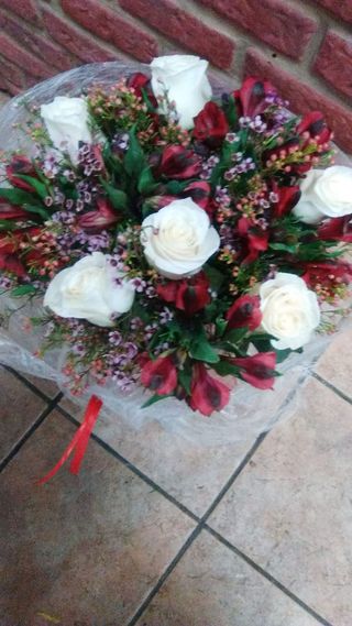 Ramo Astromelias Rojas, Rosa Blancas Y Flor De Cera