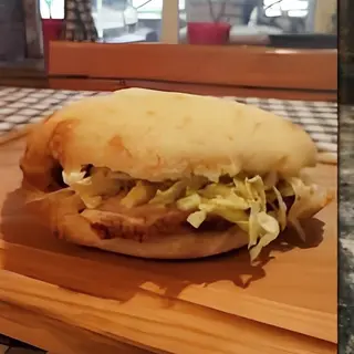 Praseće pečenje u lepinji