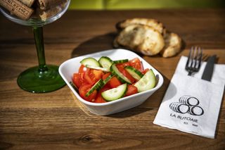 SALATA DE ROSII CU CASTRAVETI