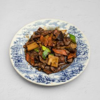 ternera con bambú y setas chinas