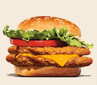 Hamburguesa de pollo con bebida